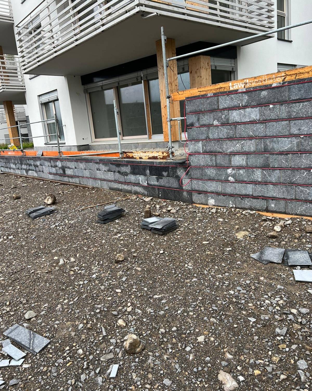 Artisan en train de prendre une mesure sur chantier