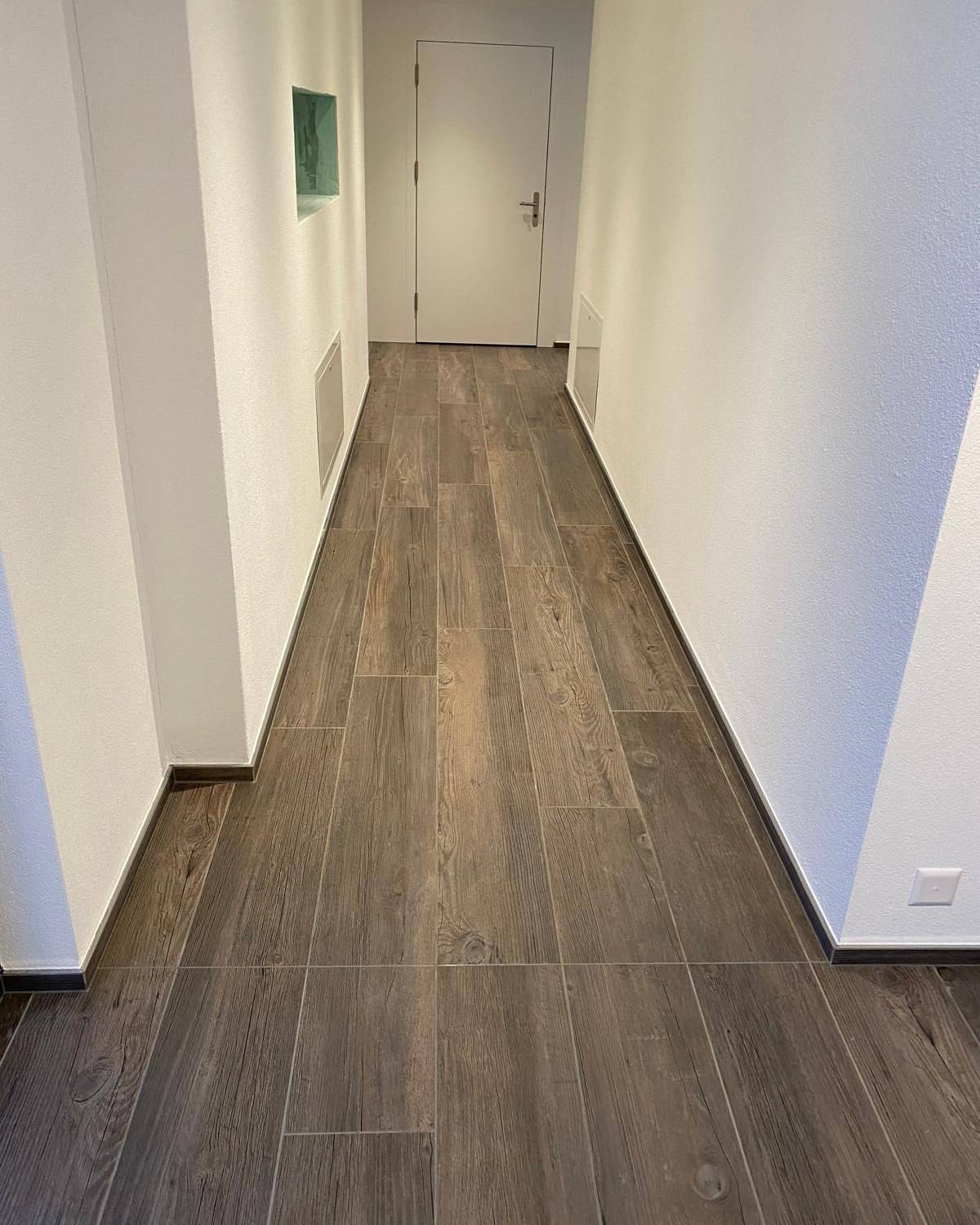 Cheminee habillee en carrelage grand format anthracite