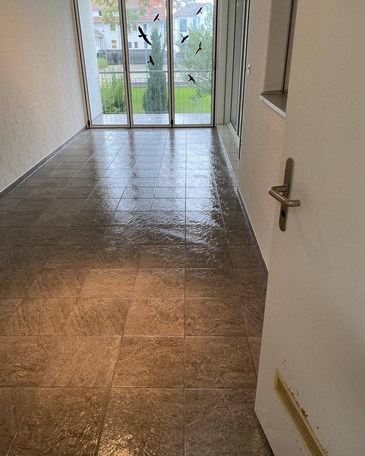 Cheminee moderne habillee en carrelage noir avec niche eclairee