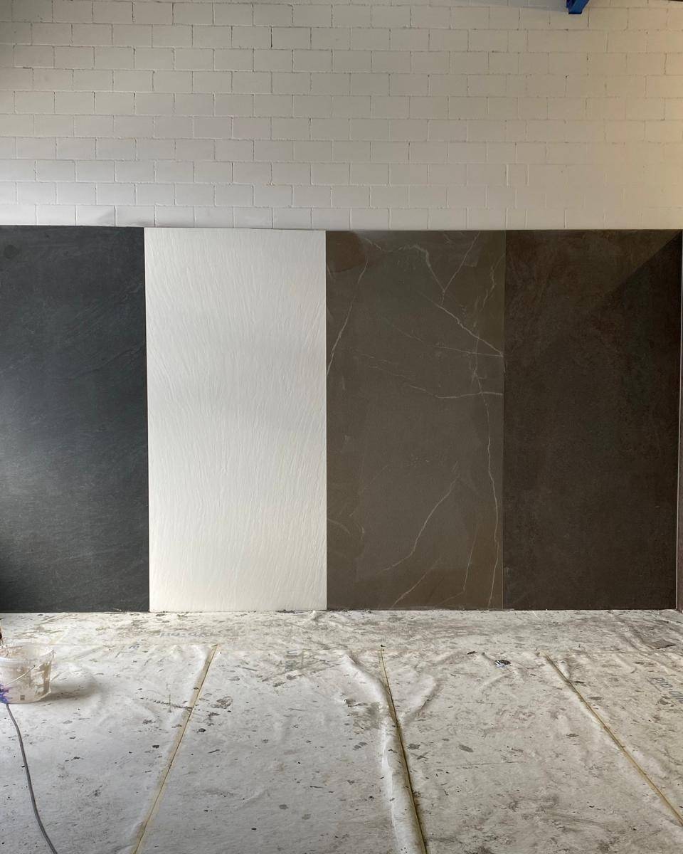 Detail de pose en carrelage grand format sur mur haut