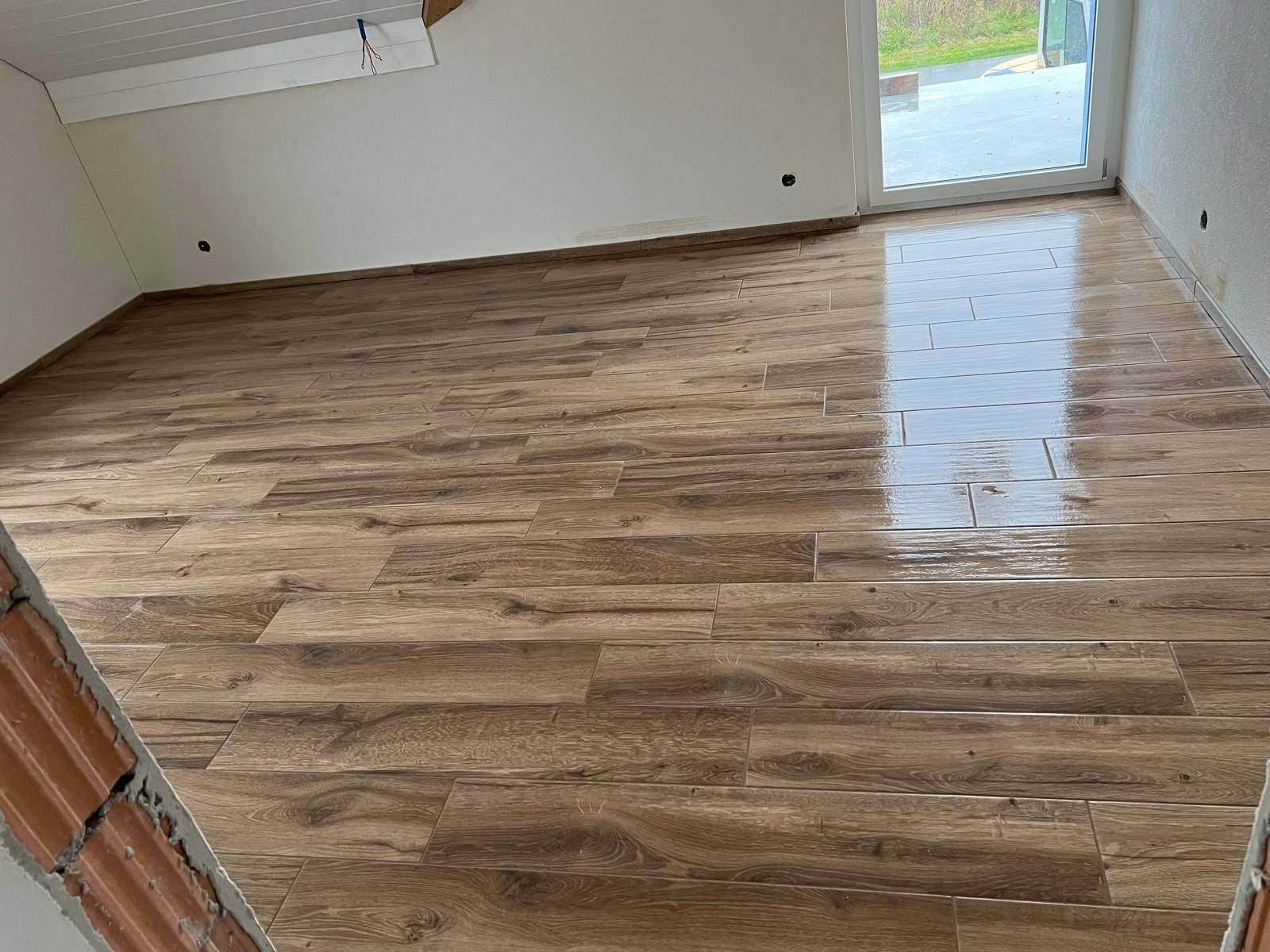 Carrelage grand format effet bois pose dans une piece lumineuse