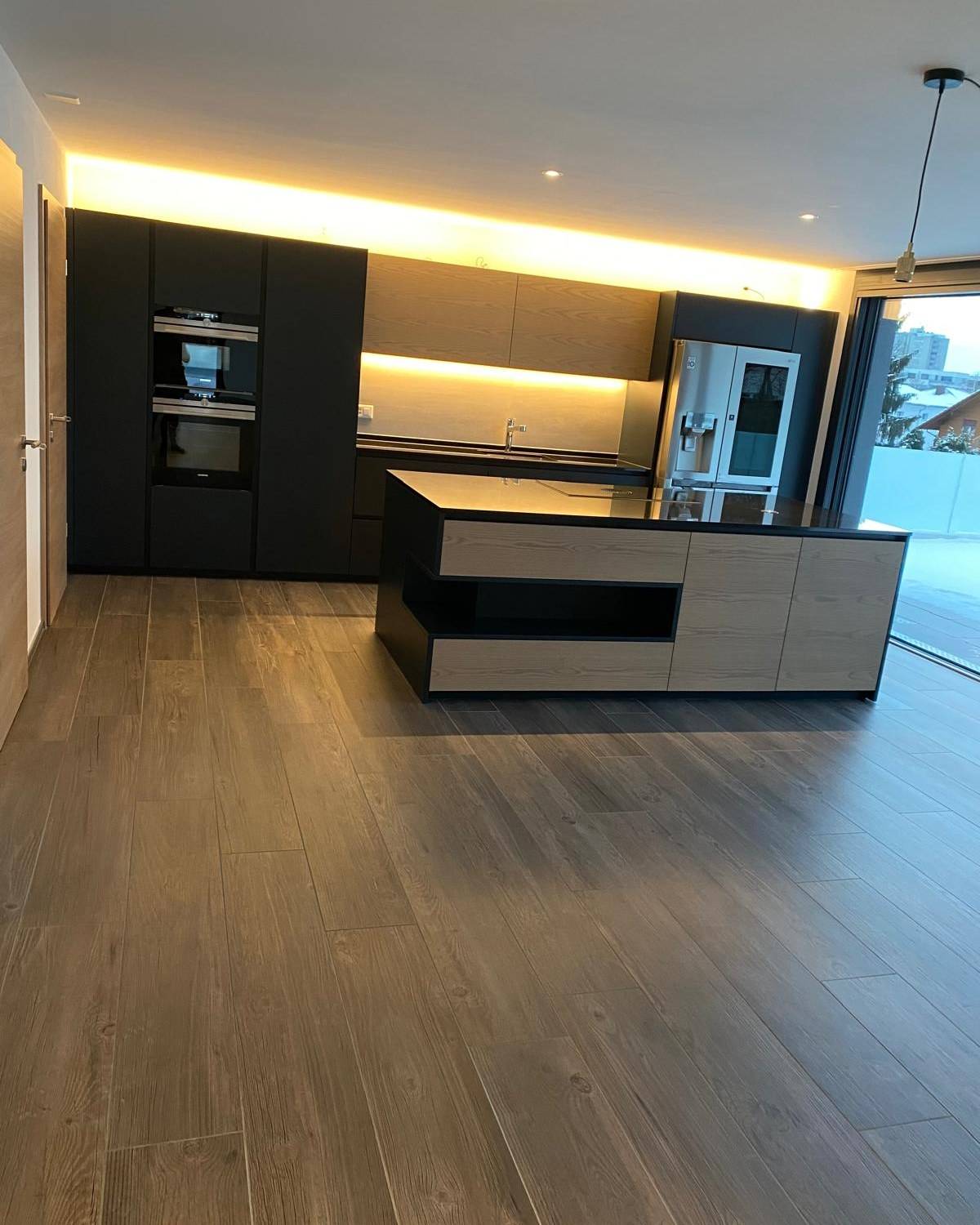 Piece avec carrelage grand format effet bois et mur d'accent en pierre ardoise