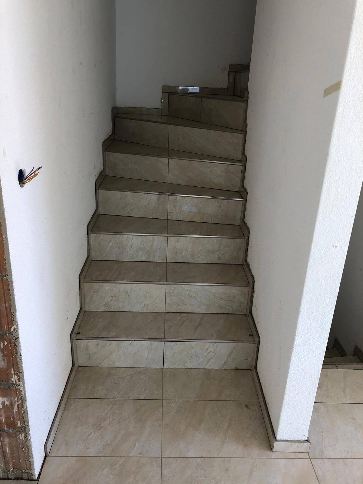 Escalier interieur courbe habille en marbre travertin poli