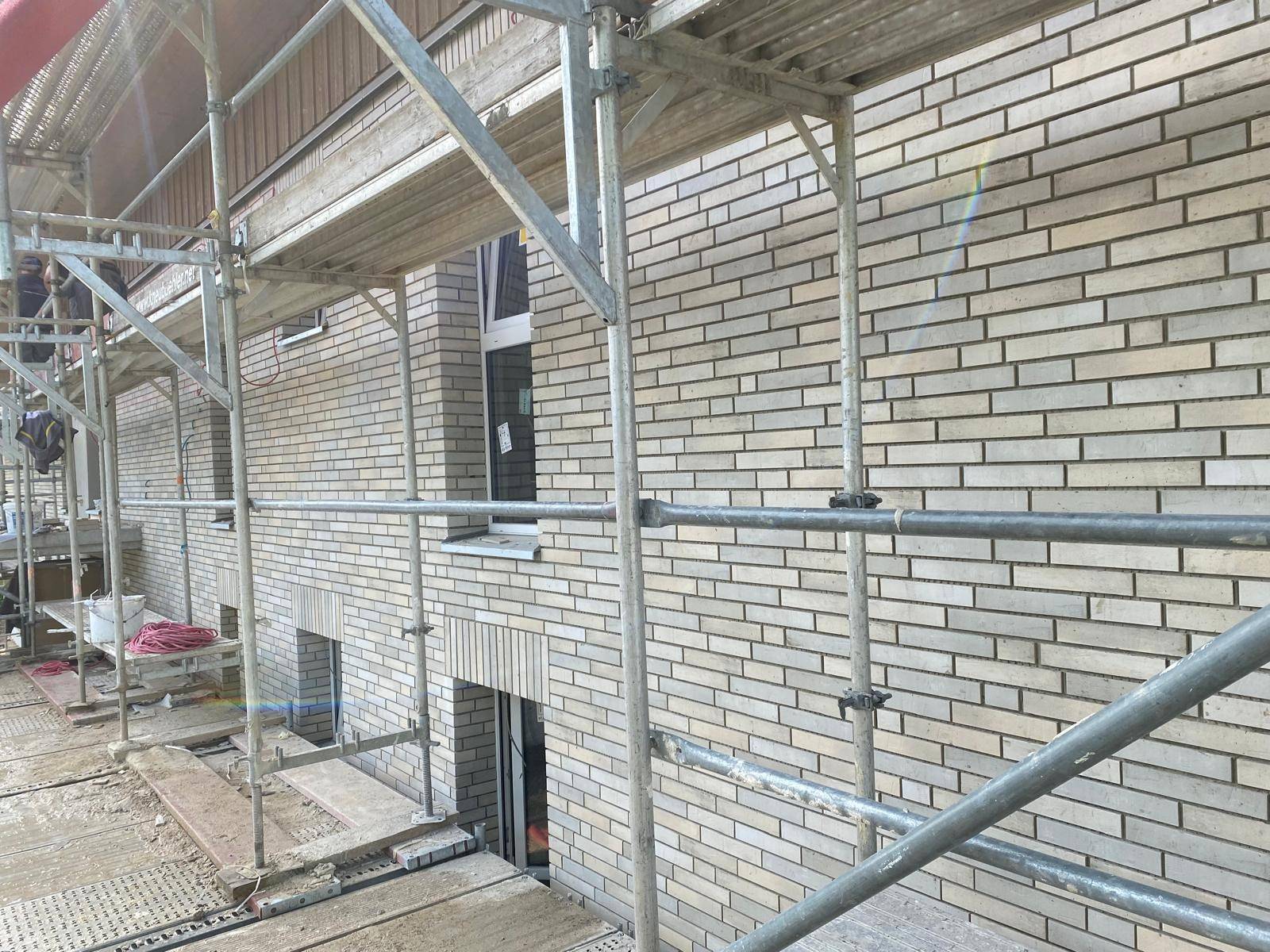 Facade d'immeuble neuf en brique claire