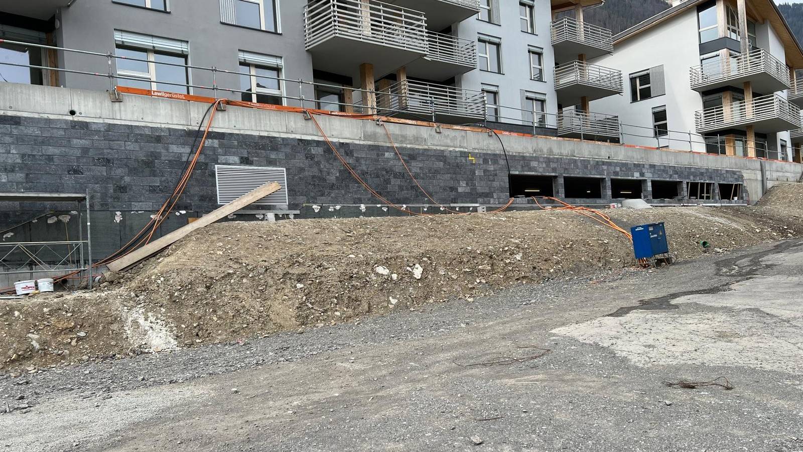 Chantier alpin de mur de soutenement en parement pierre grand format