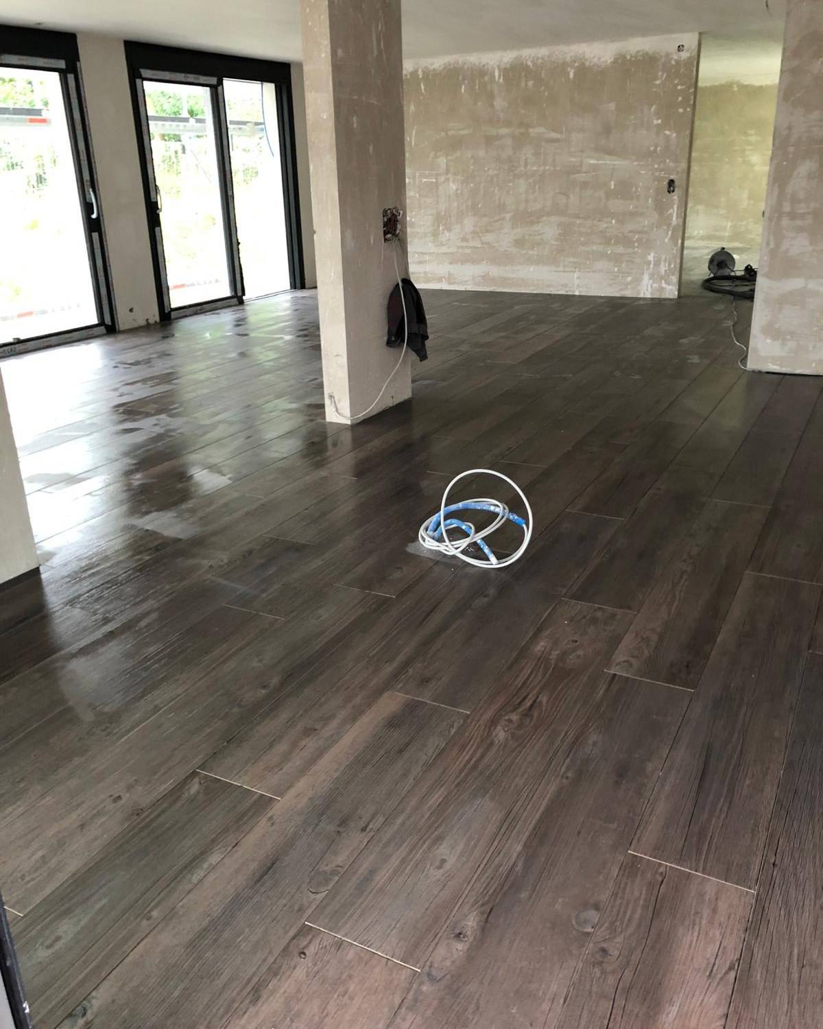 Grand espace lumineux avec carrelage grand format brillant en cours de finition