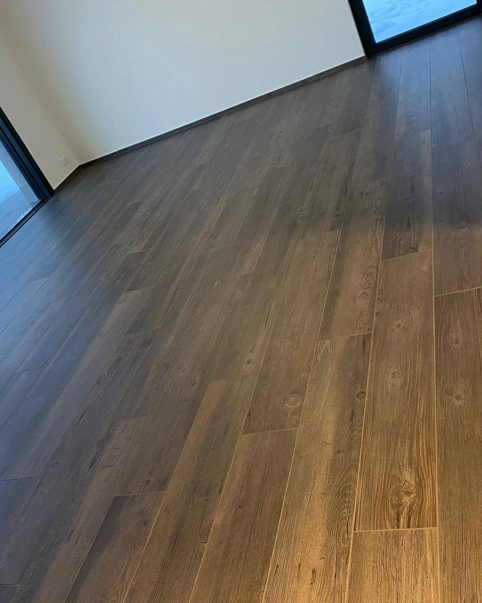 Piece renovee avec grand format carrelage clair