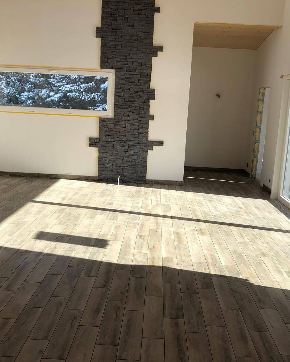 Salon avec carrelage effet bois pose en chevron