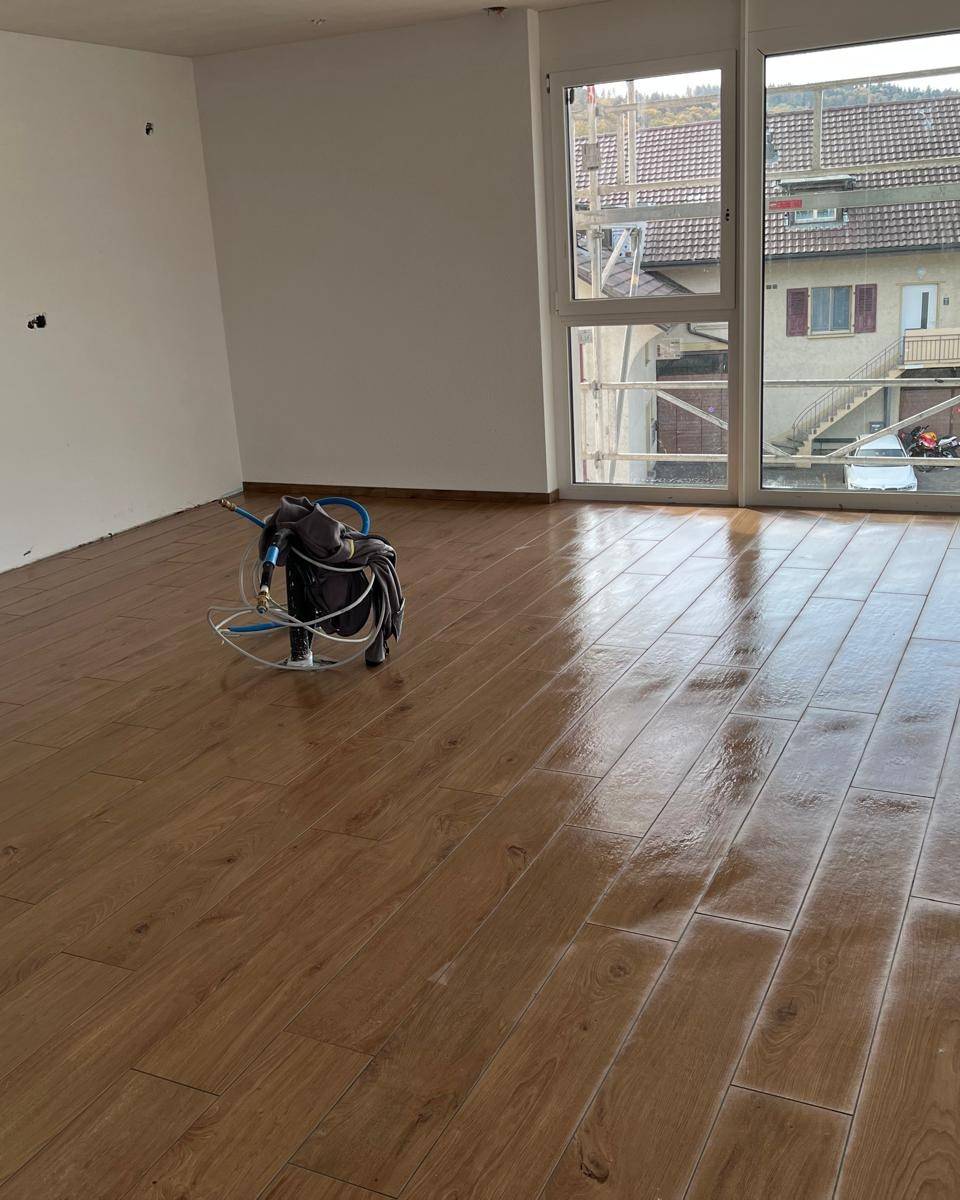 Piece renovee avec carrelage grand format brillant