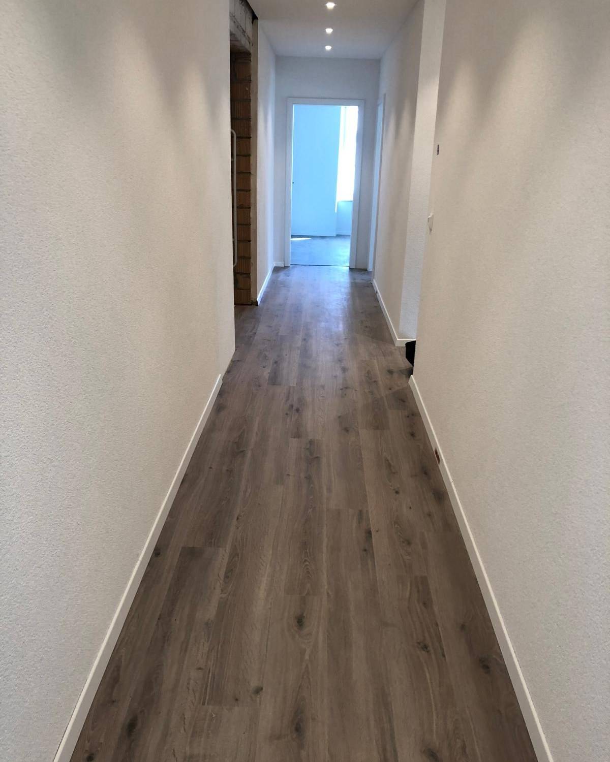 Couloir en carrelage grand format effet bois