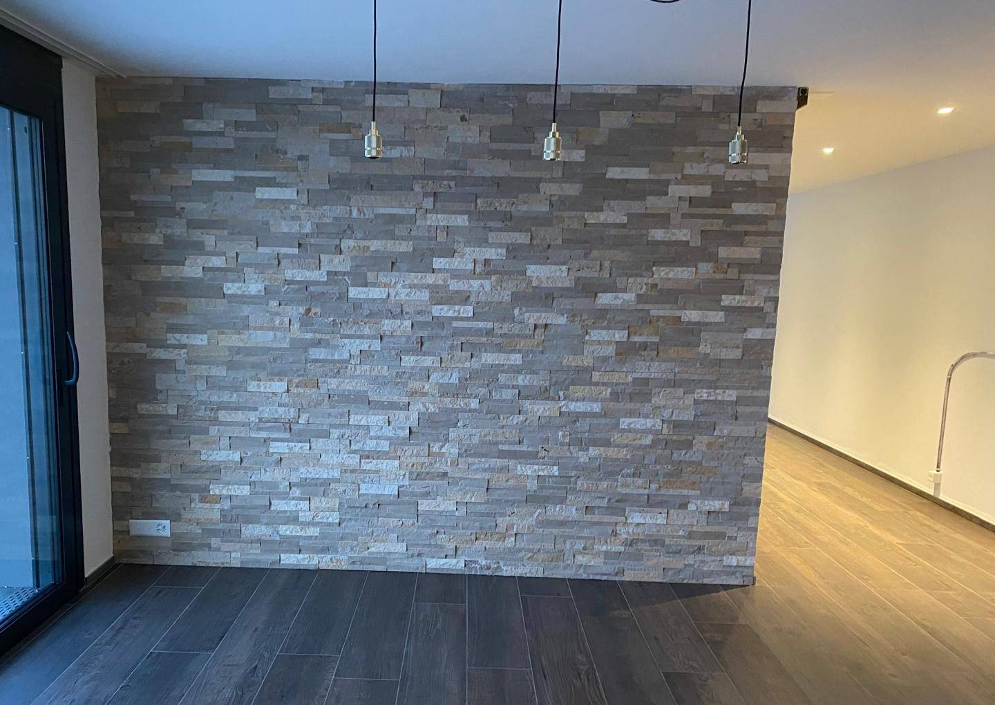Mur interieur en parement pierre calcaire beige avec suspensions design