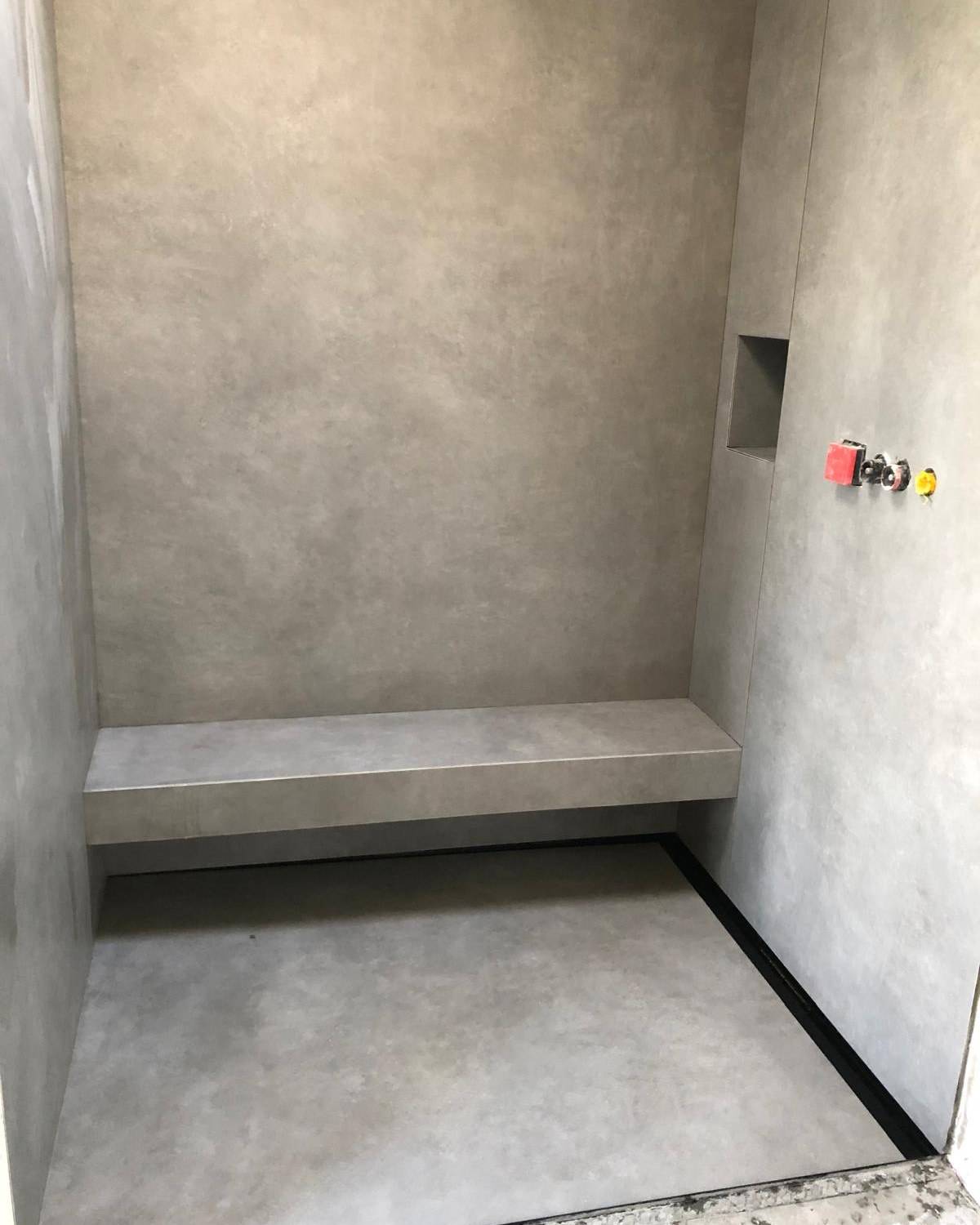 Salle de bain avec carrelage metro blanc et robinetterie chromee