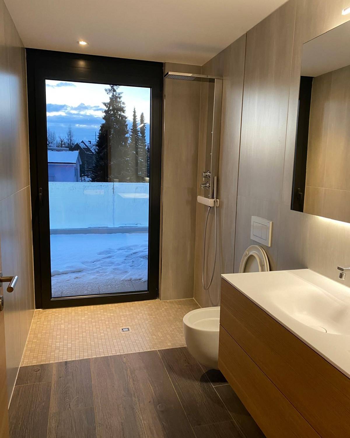 Salle de bain avec baignoire encastree et carrelage marbre