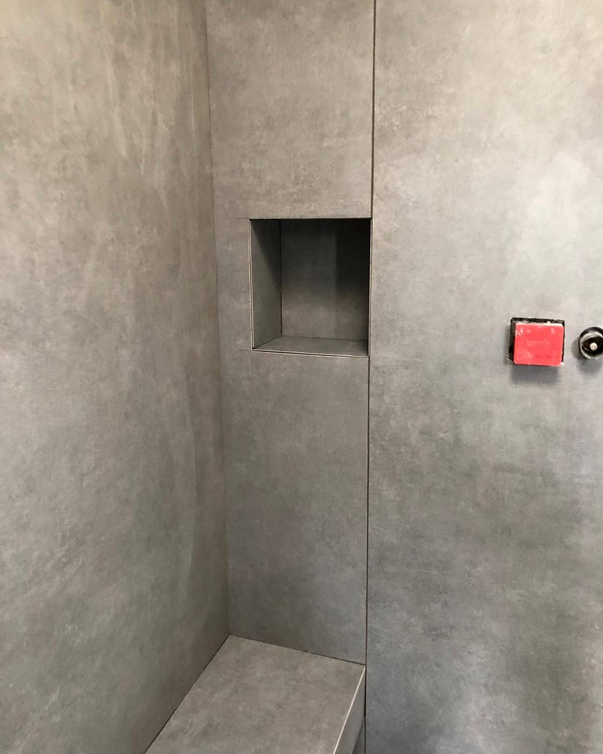Douche a l'italienne carrelee avec paroi vitree