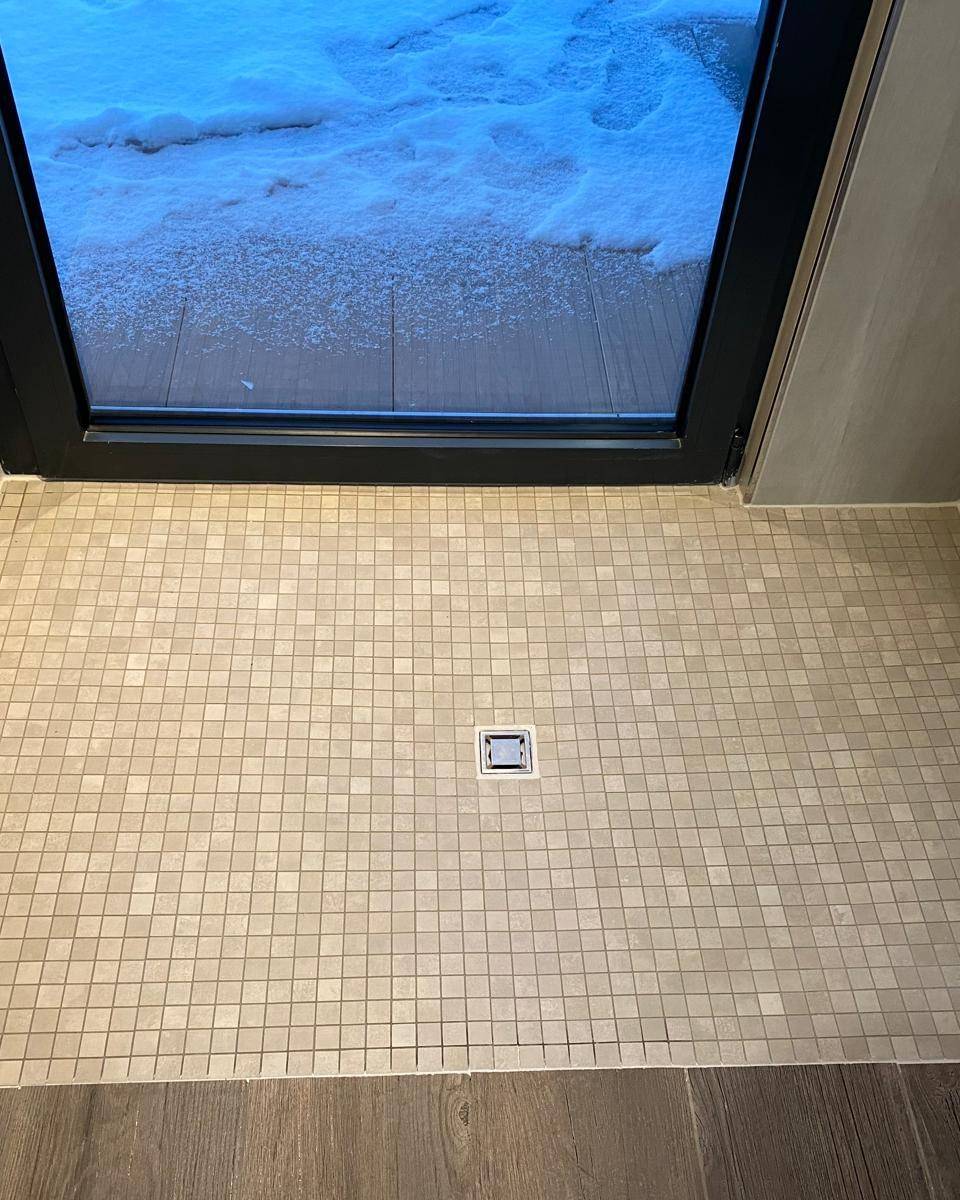 Douche marbre veine avec sol carrelage grand format