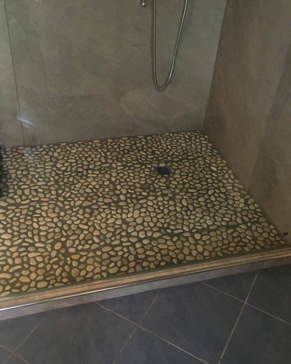 Salle de bain habillee marbre blanc veine avec mosaique de sol, robinetterie chromee