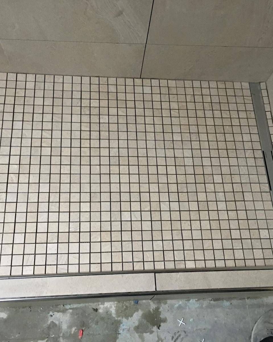 Receveur de douche en mosaique de petits carreaux beige avec caniveau chrome