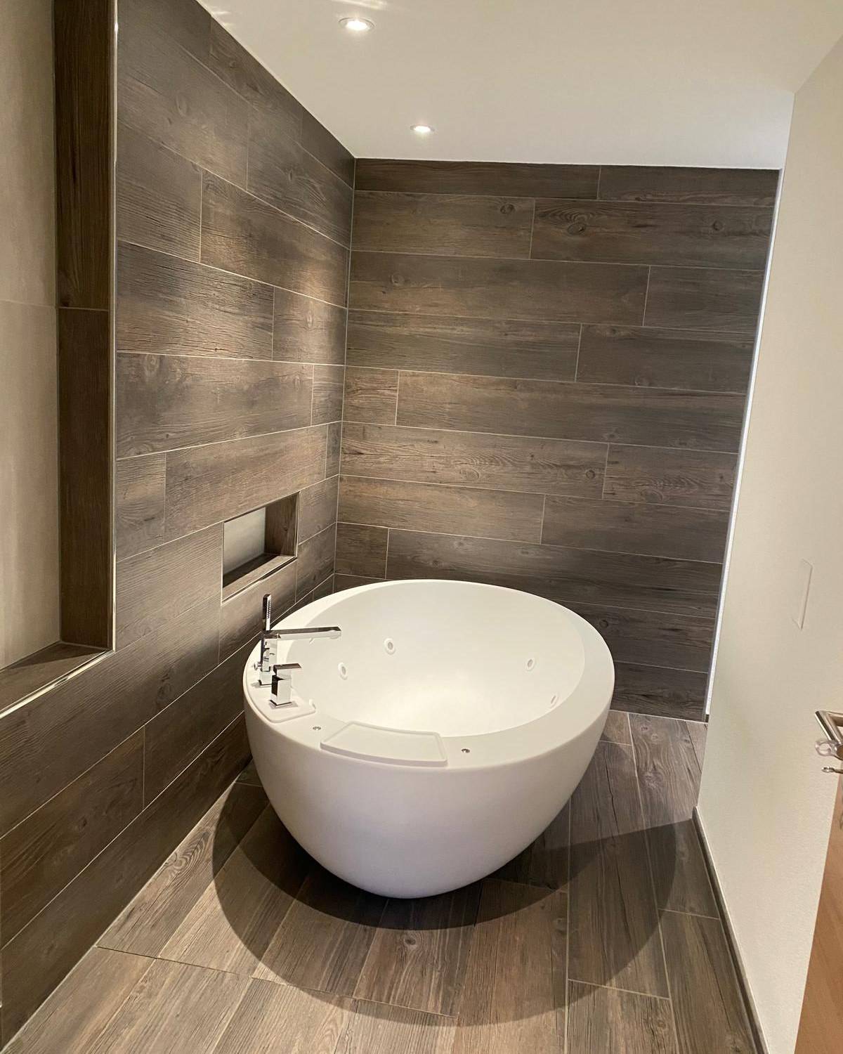 Salle de bain avec vasque et mur carrelage noir mat