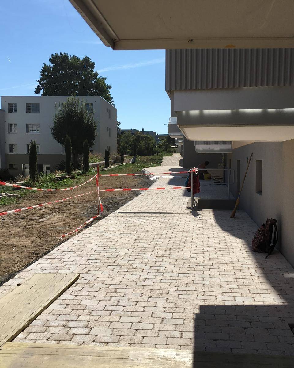 Terrasse en carrelage recemment posee autour de la maison
