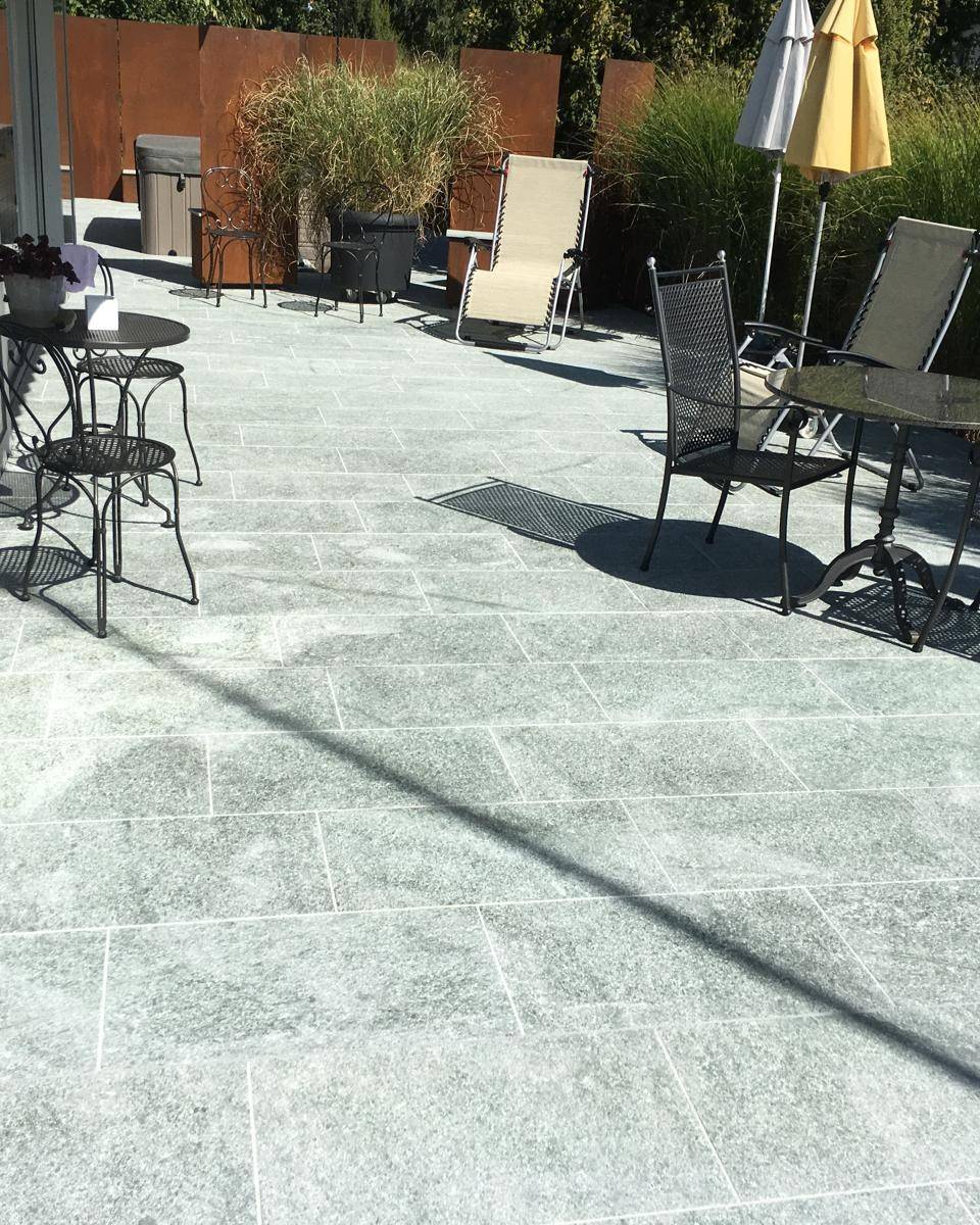 Terrasse amenagee avec mobilier et brise-vue corten