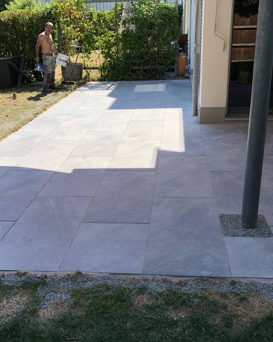 Terrasse en dalles poses sur pelouse ensoleillee