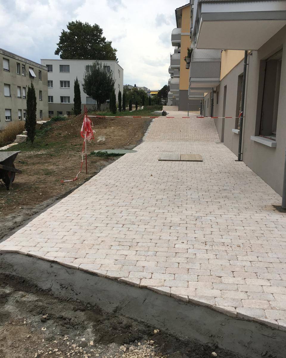 Terrasse en marbre grand format avec baie vitree