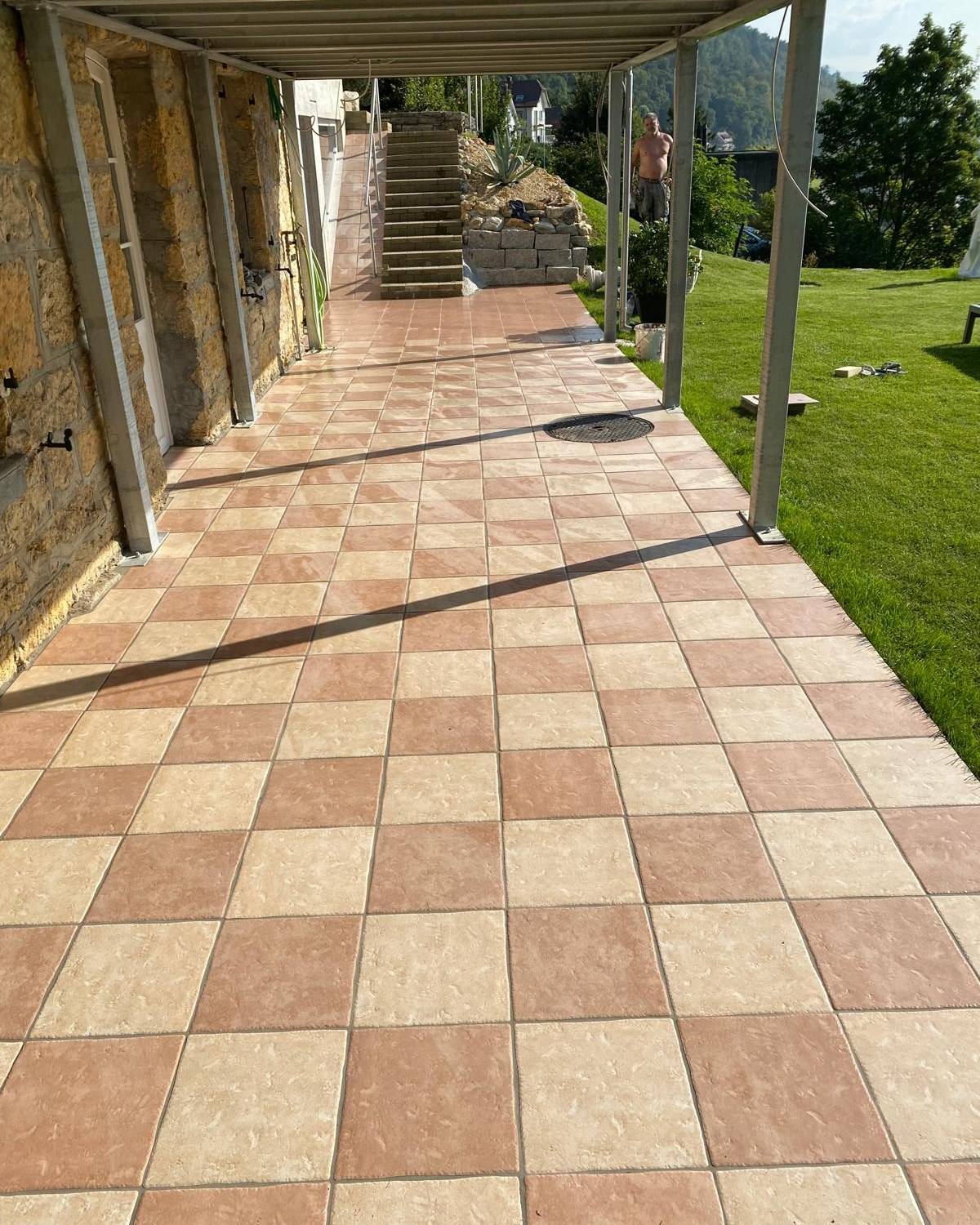 Terrasse en carrelage porcelaine sur pelouse