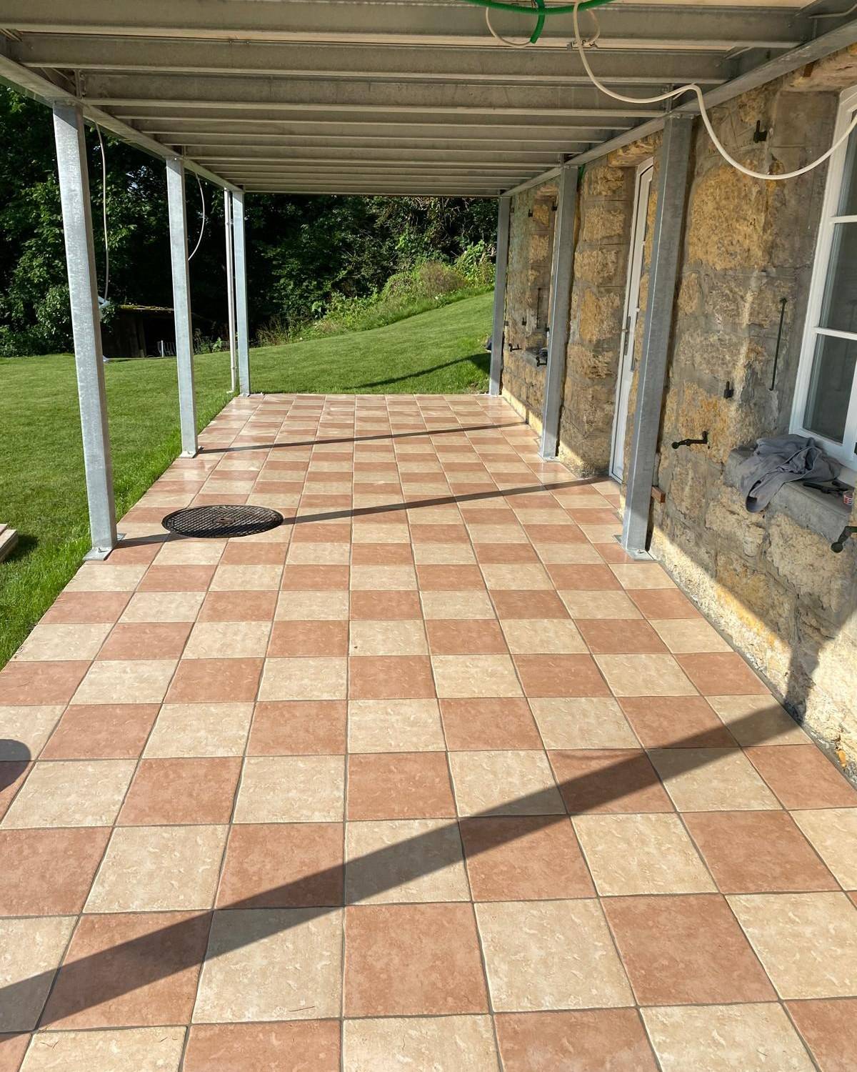 Terrasse en gres cerame porcelaine autour de la maison