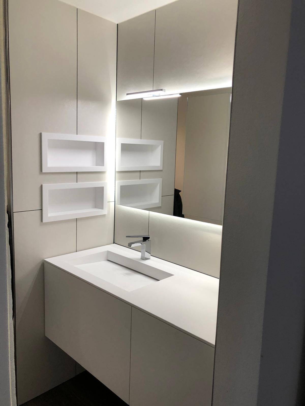 Vasque suspendue design blanc epure avec miroir lumineux et niches murales